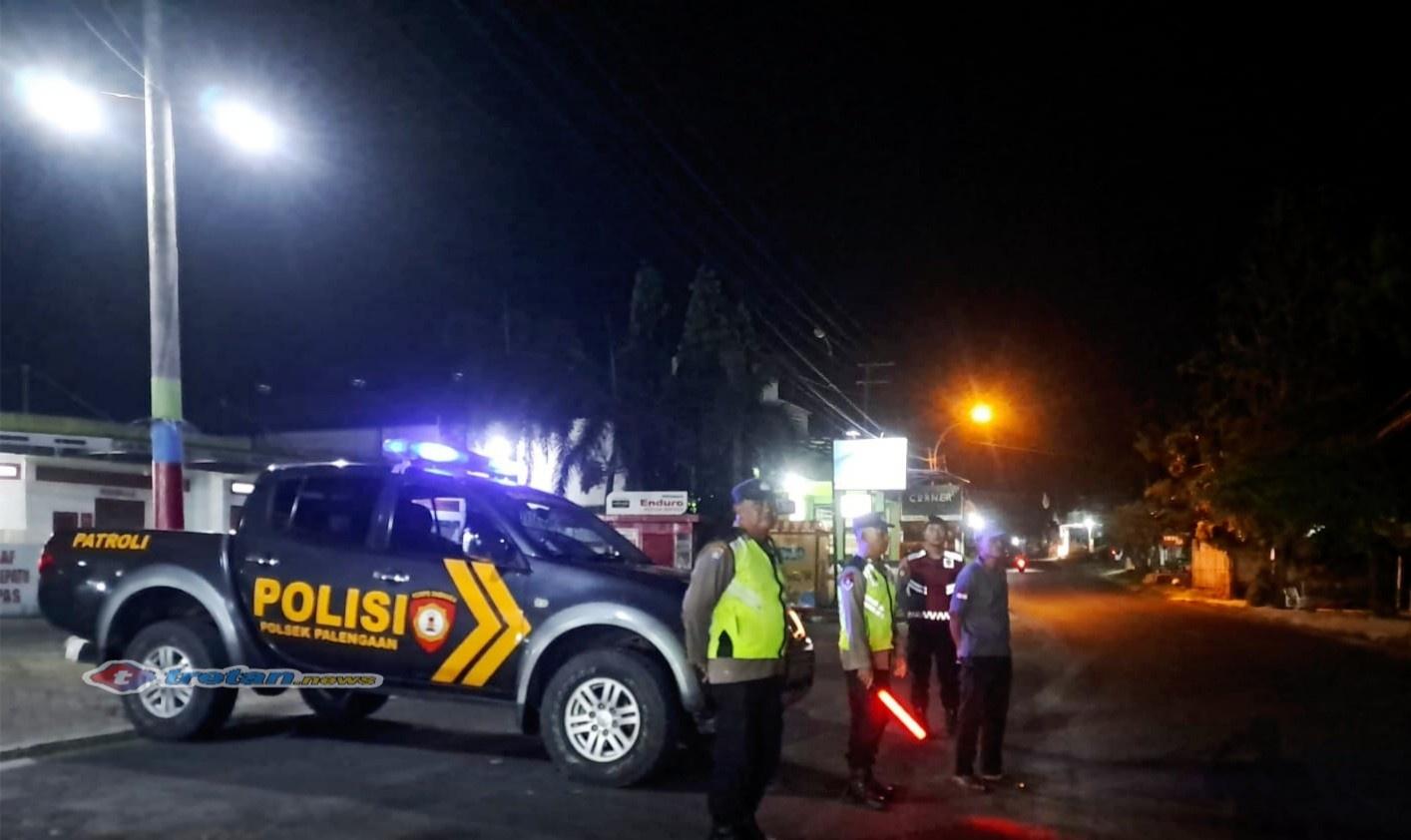 Petugas Polres Pamekasan melakukan patroli Blue Light pada malam hari di jalan raya untuk mencegah balap liar dan menjaga keamanan wilayah