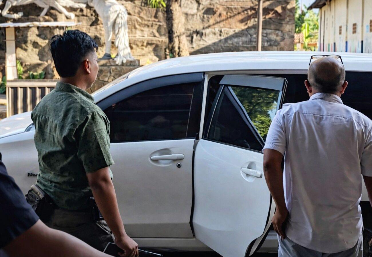 Petugas Polres Pamekasan mengamankan terduga pelaku penipuan Rp1 miliar eks DPRD Sumenep saat dimasukkan ke dalam mobil