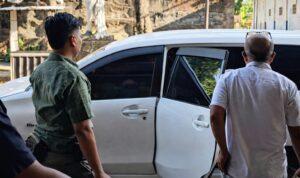 Petugas Polres Pamekasan mengamankan terduga pelaku penipuan Rp1 miliar eks DPRD Sumenep saat dimasukkan ke dalam mobil