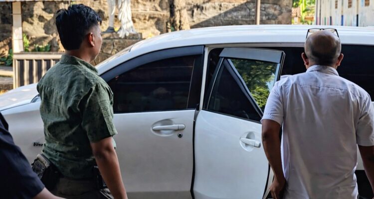 Petugas Polres Pamekasan mengamankan terduga pelaku penipuan Rp1 miliar eks DPRD Sumenep saat dimasukkan ke dalam mobil