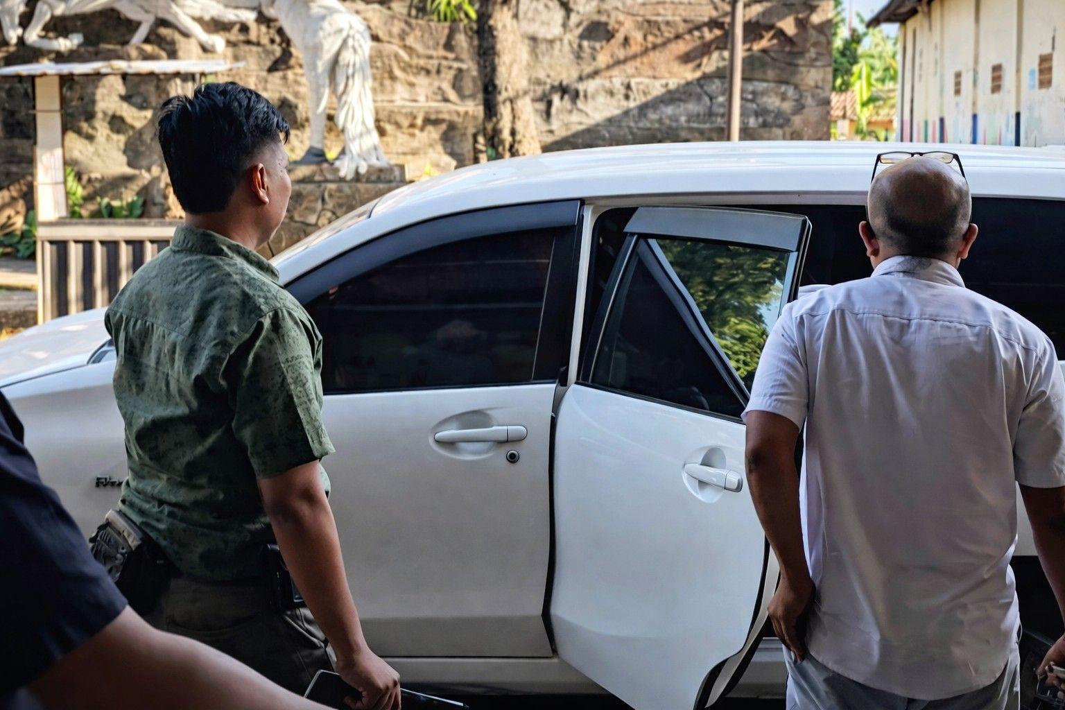 Petugas Polres Pamekasan mengamankan terduga pelaku penipuan Rp1 miliar eks DPRD Sumenep saat dimasukkan ke dalam mobil