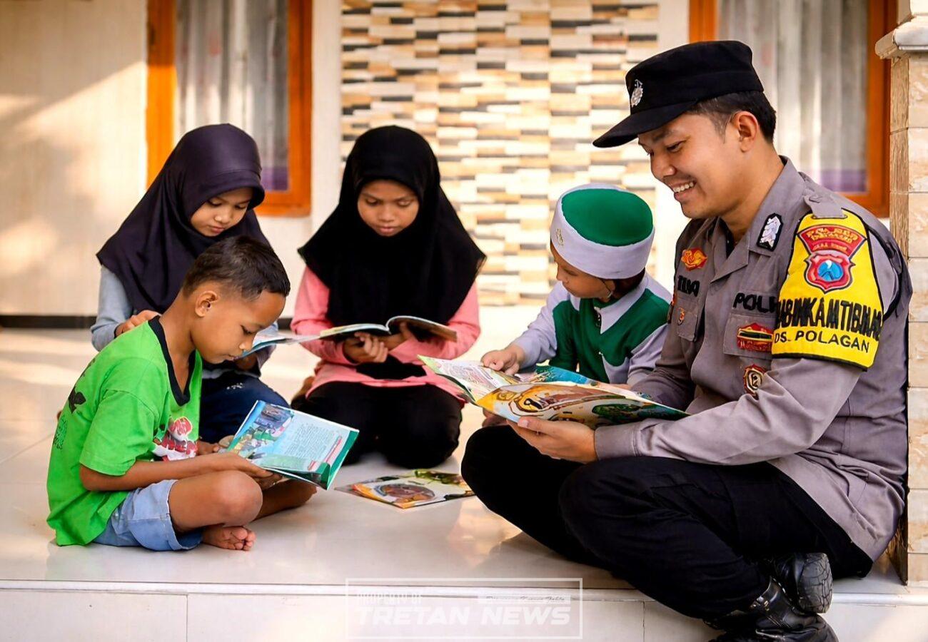 Bhabinkamtibmas Polres Pamekasan membaca buku bersama anak-anak dalam program Motor Pintar untuk meningkatkan minat baca di lingkungan masyarakat