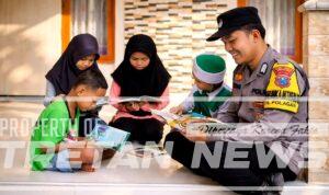 motor-pintar-polres-pamekasan-literasi-anak.jpg Bhabinkamtibmas Polres Pamekasan membaca buku bersama anak-anak dalam program Motor Pintar untuk meningkatkan minat baca di lingkungan masyarakat