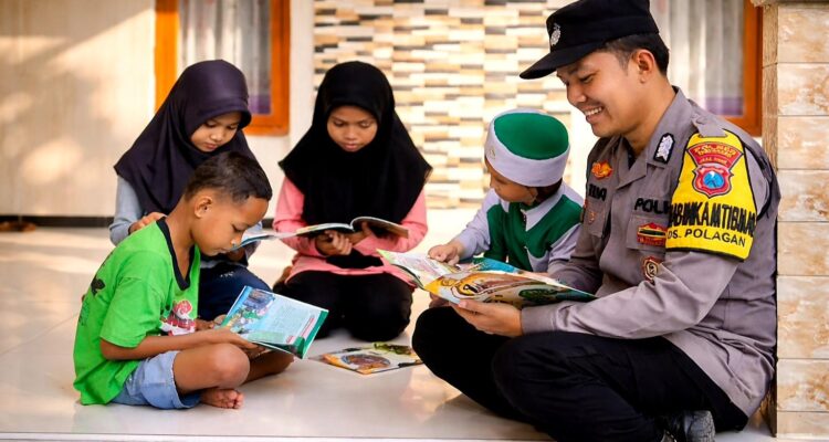 motor-pintar-polres-pamekasan-literasi-anak.jpg Bhabinkamtibmas Polres Pamekasan membaca buku bersama anak-anak dalam program Motor Pintar untuk meningkatkan minat baca di lingkungan masyarakat