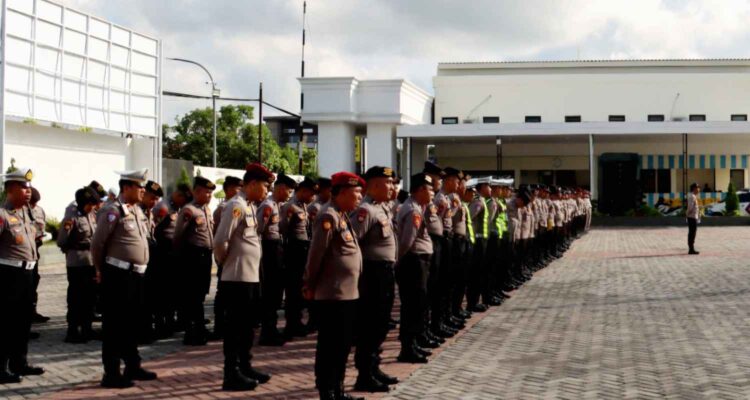 Personel Polres Pamekasan saat apel pengamanan ibadah Jumat Agung dan Paskah 2026