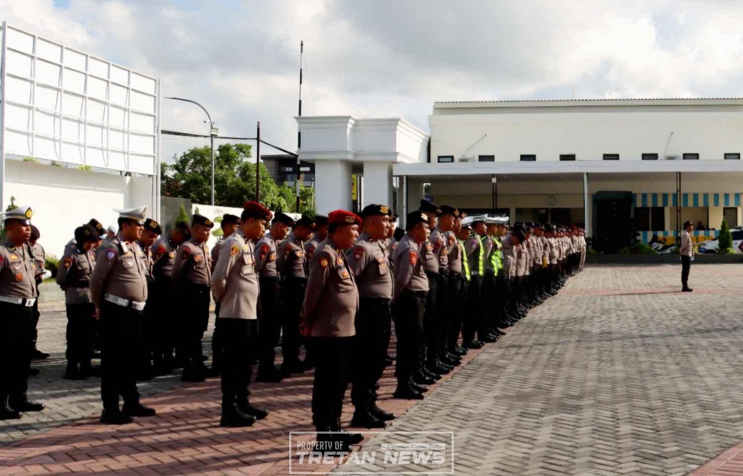 Personel Polres Pamekasan saat apel pengamanan ibadah Jumat Agung dan Paskah 2026