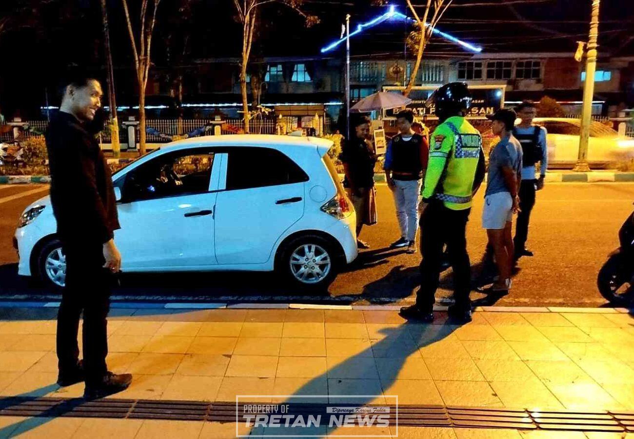 Petugas Polres Pamekasan melakukan patroli malam jelang Paskah 2026