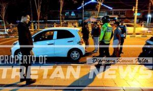 Petugas Polres Pamekasan melakukan patroli malam jelang Paskah 2026