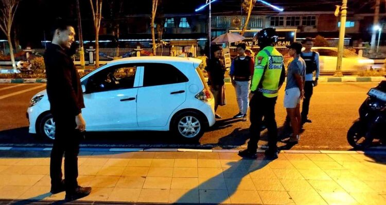 Petugas Polres Pamekasan melakukan patroli malam jelang Paskah 2026