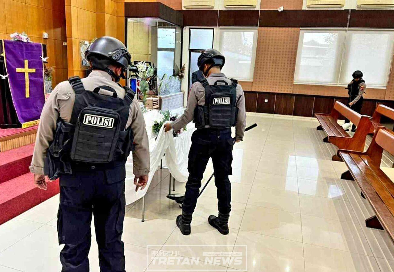 Personel Sat Samapta Polres Pamekasan melakukan sterilisasi gereja jelang perayaan Hari Paskah di Pamekasan