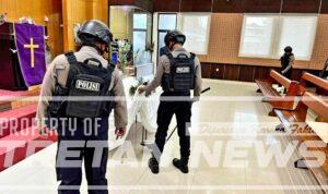 Personel Sat Samapta Polres Pamekasan melakukan sterilisasi gereja jelang perayaan Hari Paskah di Pamekasan