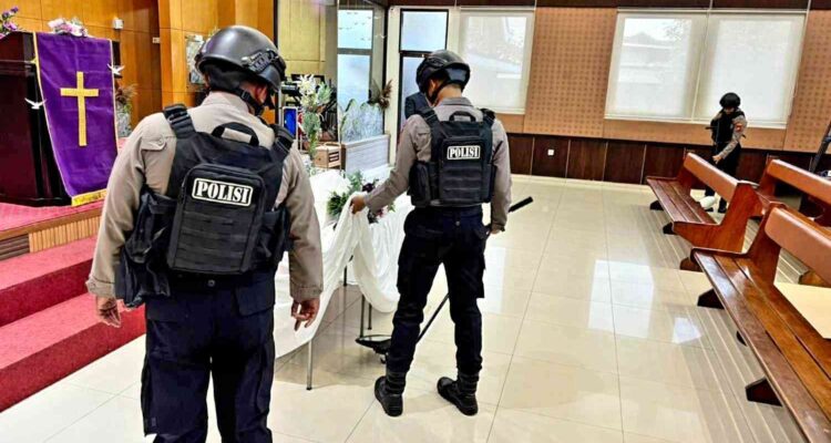 Personel Sat Samapta Polres Pamekasan melakukan sterilisasi gereja jelang perayaan Hari Paskah di Pamekasan