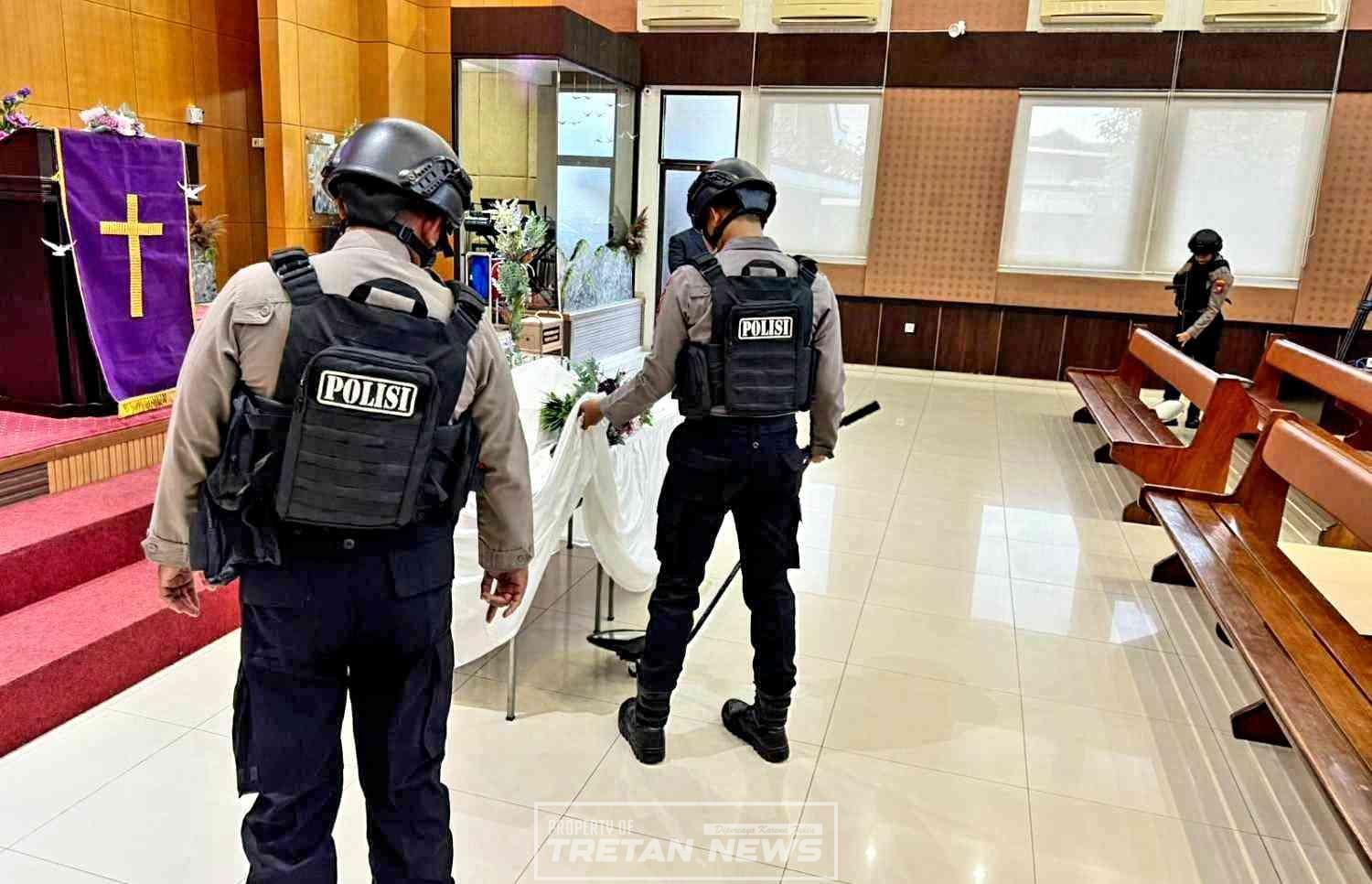 Personel Sat Samapta Polres Pamekasan melakukan sterilisasi gereja jelang perayaan Hari Paskah di Pamekasan