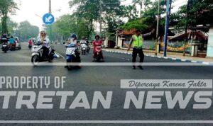 Personel Polres Pamekasan mengatur lalu lintas dan membantu pelajar menyeberang