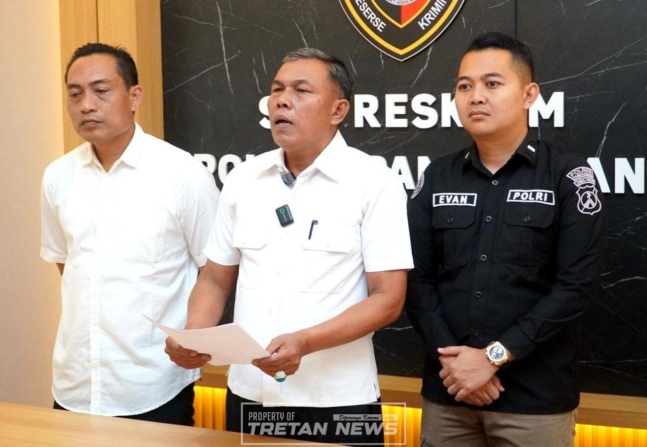 Petugas Satreskrim Polres Pamekasan memberikan keterangan pers terkait pengungkapan kasus pemerkosaan perempuan disabilitas di Pamekasan