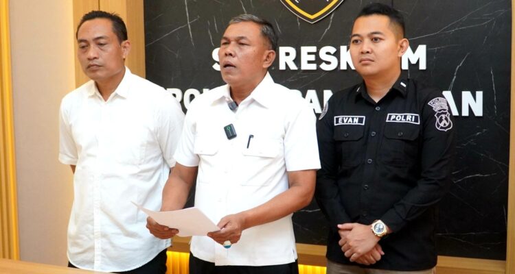 Petugas Satreskrim Polres Pamekasan memberikan keterangan pers terkait pengungkapan kasus pemerkosaan perempuan disabilitas di Pamekasan