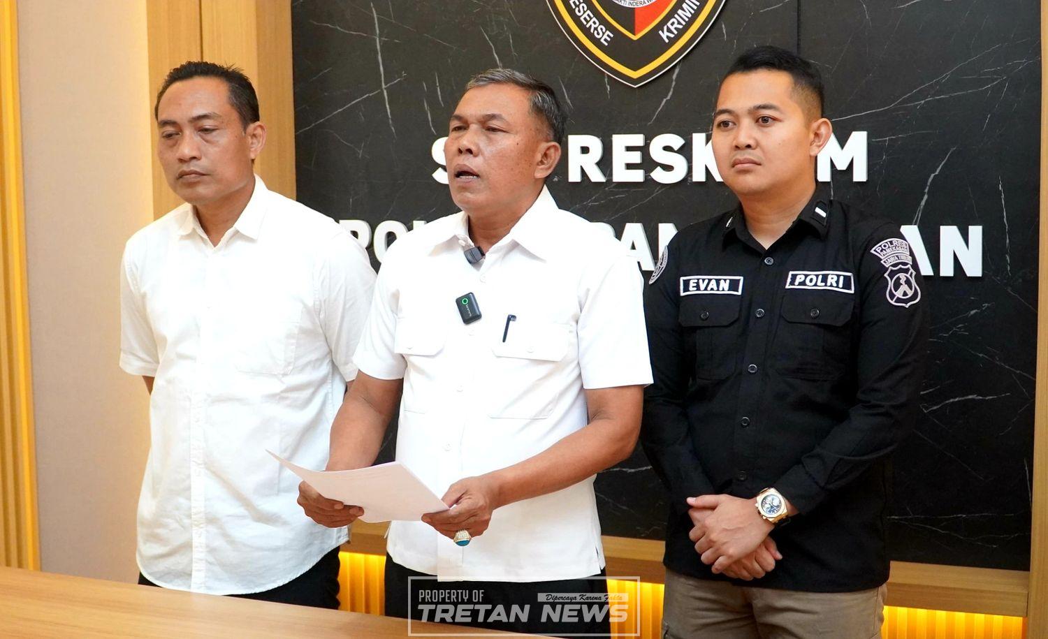 Petugas Satreskrim Polres Pamekasan memberikan keterangan pers terkait pengungkapan kasus pemerkosaan perempuan disabilitas di Pamekasan