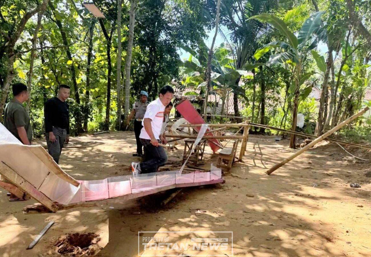 Polisi membongkar arena balap kelereng yang diduga menjadi ajang judi di Desa Blumbungan Pamekasan