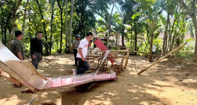 Polisi membongkar arena balap kelereng yang diduga menjadi ajang judi di Desa Blumbungan Pamekasan