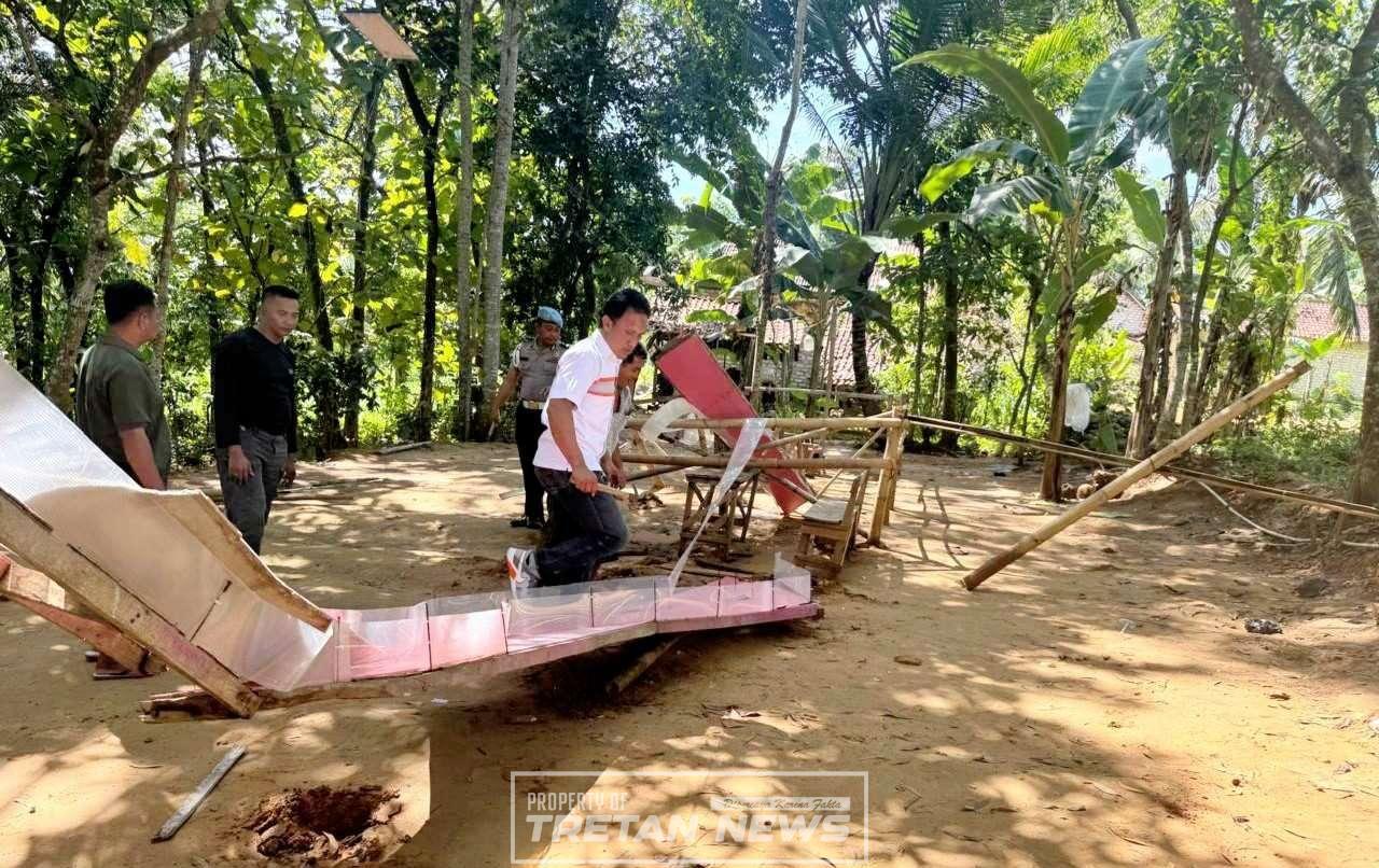 Polisi membongkar arena balap kelereng yang diduga menjadi ajang judi di Desa Blumbungan Pamekasan