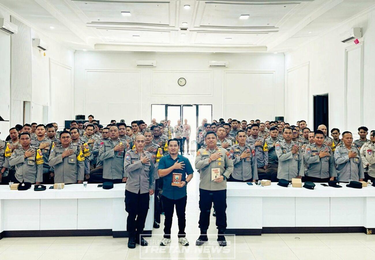 Pelatihan penulisan konten kreatif oleh Ketua PWI Pamekasan kepada ratusan Bhabinkamtibmas Polres Pamekasan di Gedung Tatag Trawan Tungga