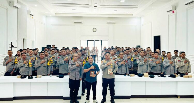 Pelatihan penulisan konten kreatif oleh Ketua PWI Pamekasan kepada ratusan Bhabinkamtibmas Polres Pamekasan di Gedung Tatag Trawan Tungga