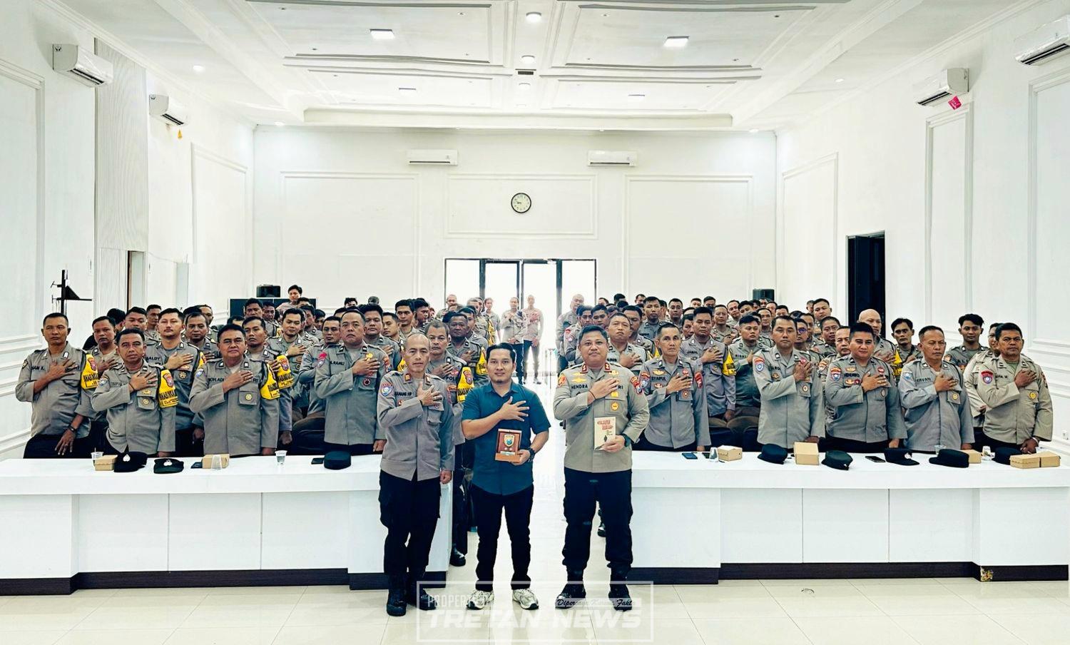 Pelatihan penulisan konten kreatif oleh Ketua PWI Pamekasan kepada ratusan Bhabinkamtibmas Polres Pamekasan di Gedung Tatag Trawan Tungga
