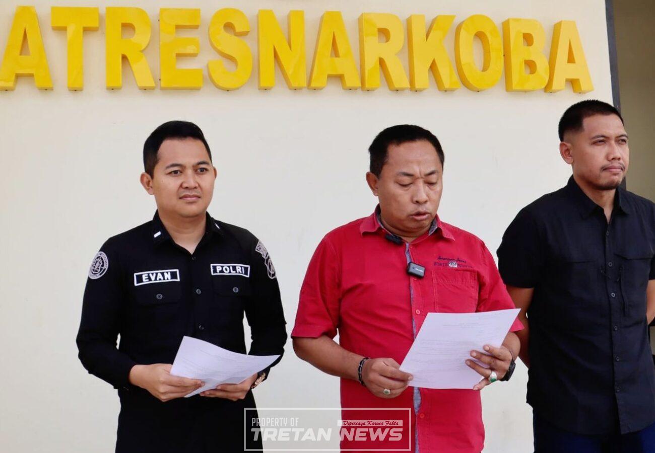 Petugas Satresnarkoba Polres Pamekasan memberikan keterangan kasus sabu di Pademawu yang melibatkan residivis dan ibu rumah tangga