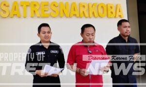 Petugas Satresnarkoba Polres Pamekasan memberikan keterangan kasus sabu di Pademawu yang melibatkan residivis dan ibu rumah tangga