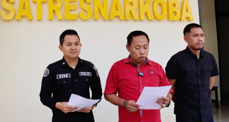 Petugas Satresnarkoba Polres Pamekasan memberikan keterangan kasus sabu di Pademawu yang melibatkan residivis dan ibu rumah tangga