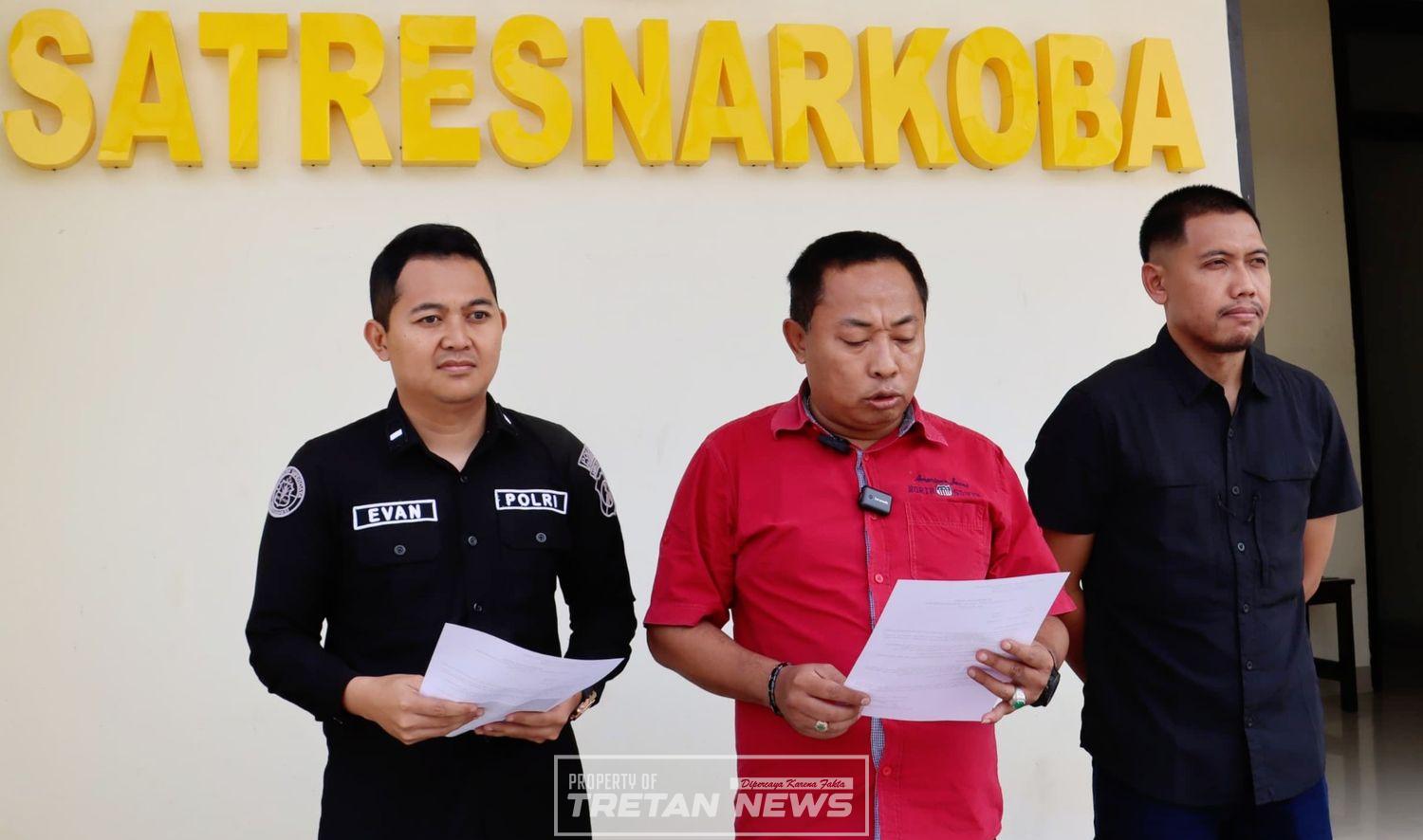 Petugas Satresnarkoba Polres Pamekasan memberikan keterangan kasus sabu di Pademawu yang melibatkan residivis dan ibu rumah tangga