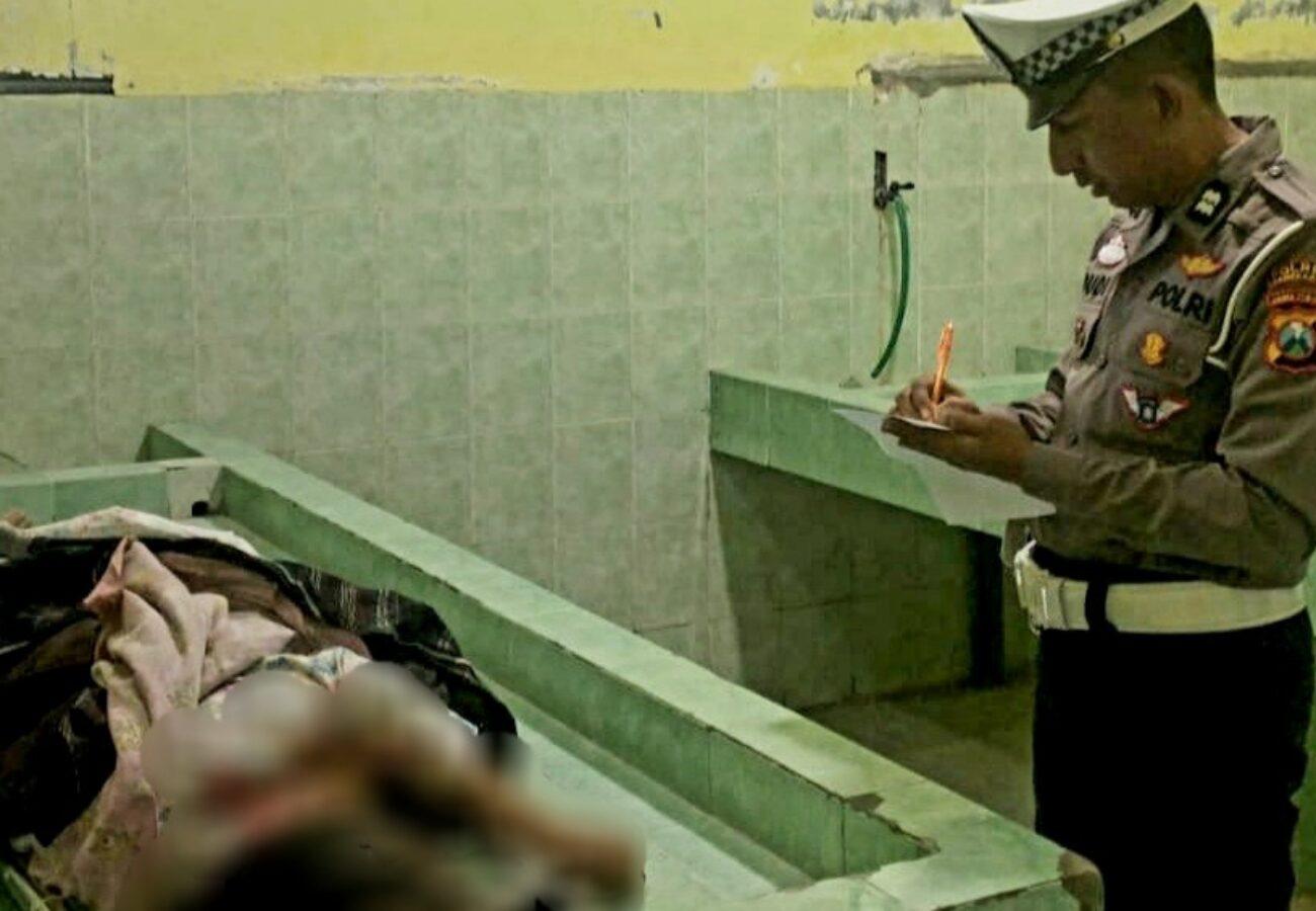 Petugas polisi mendata korban meninggal akibat kecelakaan dump truck dan sepeda motor di Pamekasan