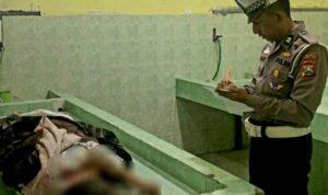 Petugas polisi mendata korban meninggal akibat kecelakaan dump truck dan sepeda motor di Pamekasan