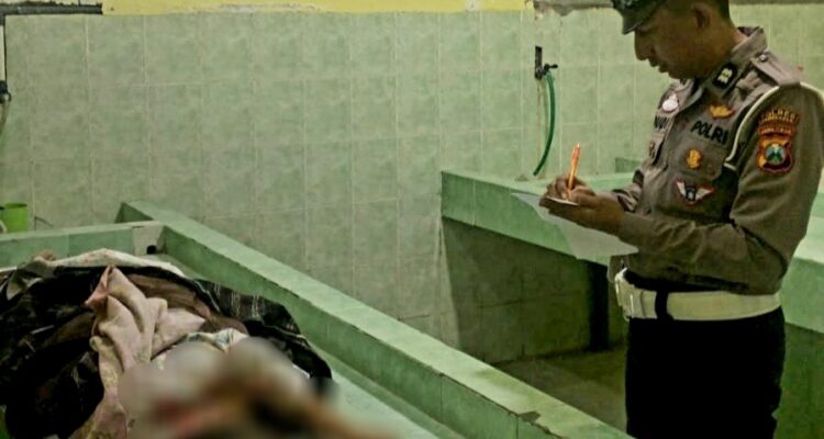 Petugas polisi mendata korban meninggal akibat kecelakaan dump truck dan sepeda motor di Pamekasan