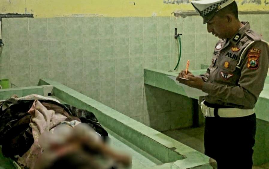 Petugas polisi mendata korban meninggal akibat kecelakaan dump truck dan sepeda motor di Pamekasan