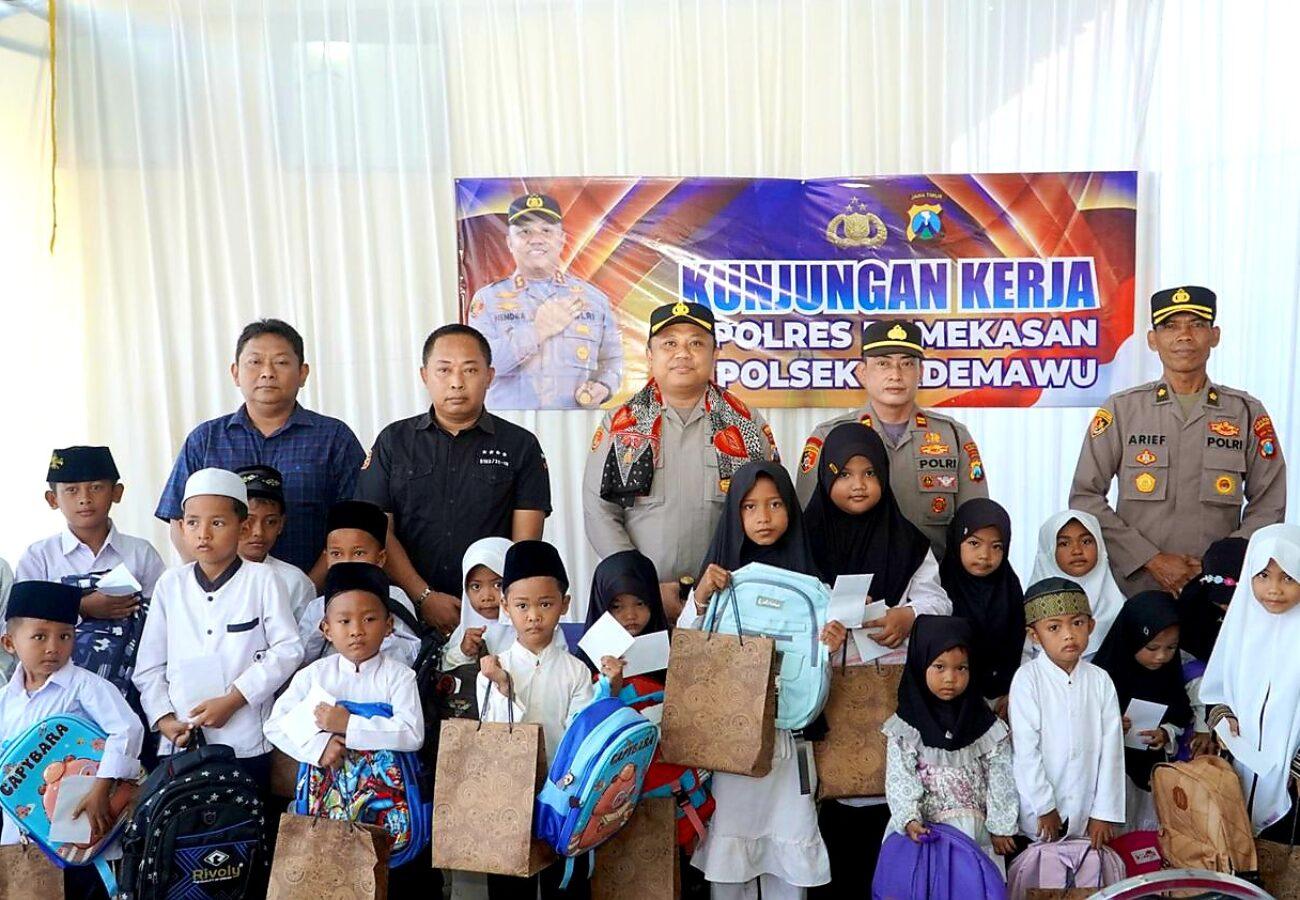 Kapolres Pamekasan saat memberikan santunan kepada anak yatim dalam kunjungan kerja di Polsek Pademawu