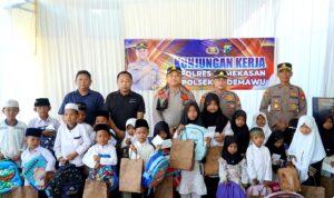 kapolres-pamekasan-santuni-anak-yatim-kunker-pademawu.jpg Kapolres Pamekasan saat memberikan santunan kepada anak yatim dalam kunjungan kerja di Polsek Pademawu