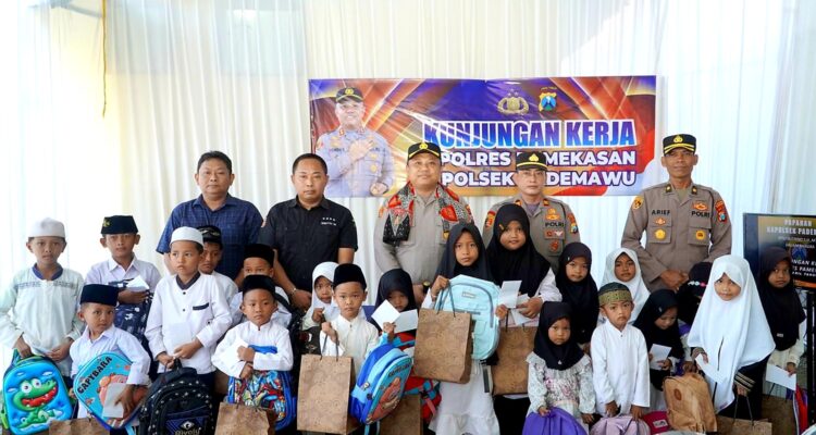 Kapolres Pamekasan saat memberikan santunan kepada anak yatim dalam kunjungan kerja di Polsek Pademawu