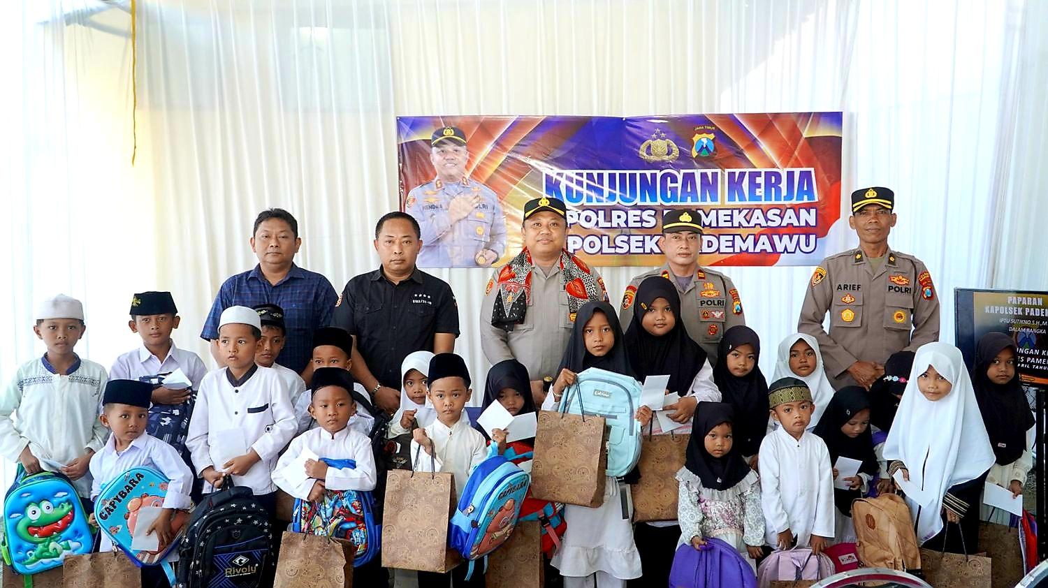 Kapolres Pamekasan saat memberikan santunan kepada anak yatim dalam kunjungan kerja di Polsek Pademawu