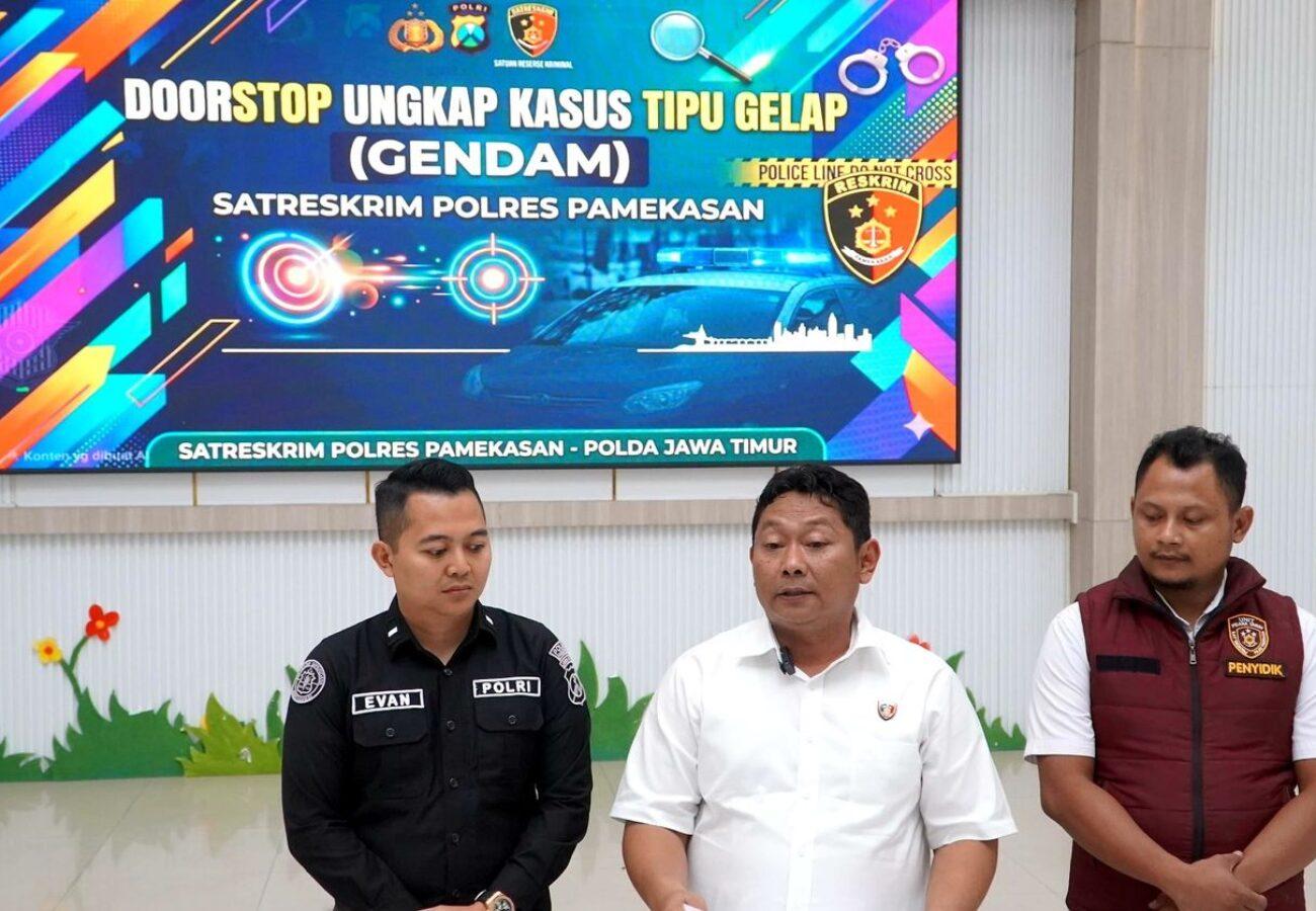 Petugas Satreskrim Polres Pamekasan saat doorstop pengungkapan kasus gendam dengan pelaku yang ditangkap di Sampang