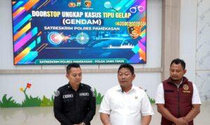Petugas Satreskrim Polres Pamekasan saat doorstop pengungkapan kasus gendam dengan pelaku yang ditangkap di Sampang