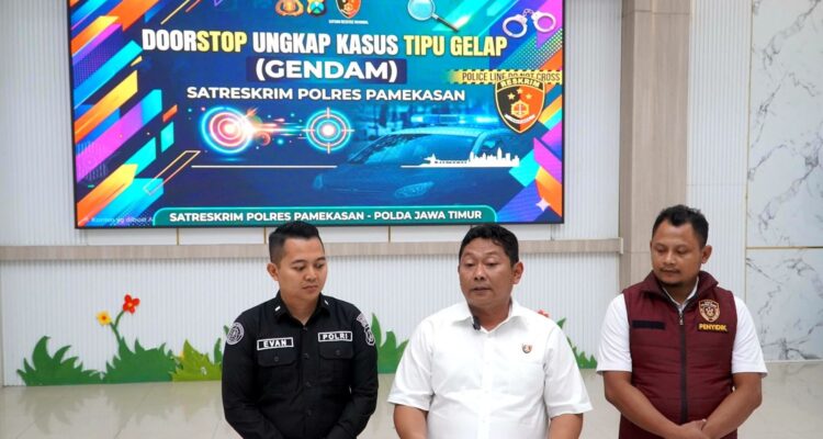 Petugas Satreskrim Polres Pamekasan saat doorstop pengungkapan kasus gendam dengan pelaku yang ditangkap di Sampang