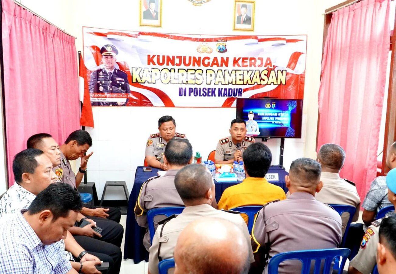 Kapolres Pamekasan memberikan arahan kepada anggota saat kunjungan kerja di Polsek Kadur terkait integritas dan antisipasi balap liar