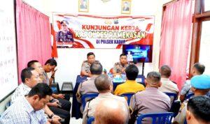 Kapolres Pamekasan memberikan arahan kepada anggota saat kunjungan kerja di Polsek Kadur terkait integritas dan antisipasi balap liar