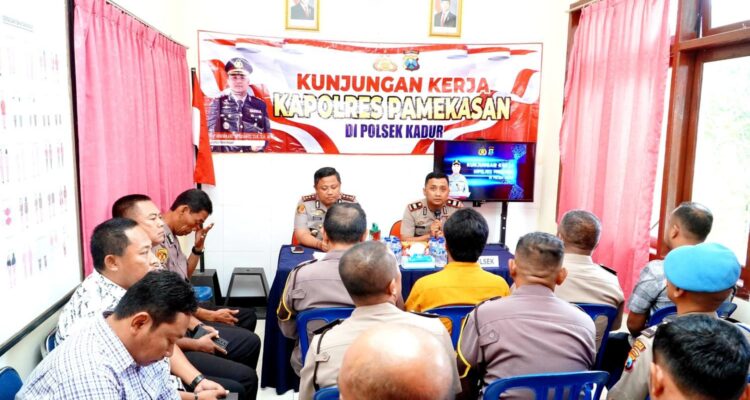 Kapolres Pamekasan memberikan arahan kepada anggota saat kunjungan kerja di Polsek Kadur terkait integritas dan antisipasi balap liar