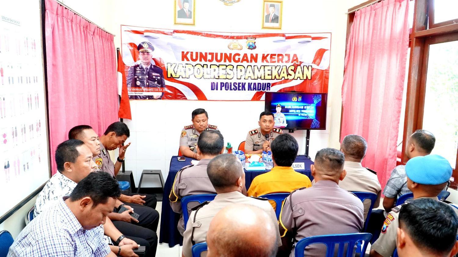 Kapolres Pamekasan memberikan arahan kepada anggota saat kunjungan kerja di Polsek Kadur terkait integritas dan antisipasi balap liar