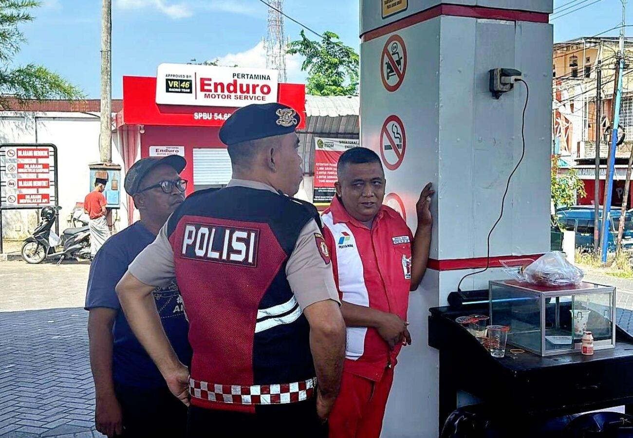 Petugas Polres Pamekasan melakukan pengawasan SPBU untuk mencegah kecurangan dan penimbunan BBM di Pamekasan