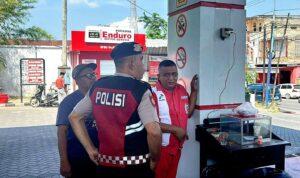 Petugas Polres Pamekasan melakukan pengawasan SPBU untuk mencegah kecurangan dan penimbunan BBM di Pamekasan