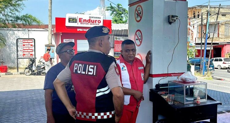 Petugas Polres Pamekasan melakukan pengawasan SPBU untuk mencegah kecurangan dan penimbunan BBM di Pamekasan