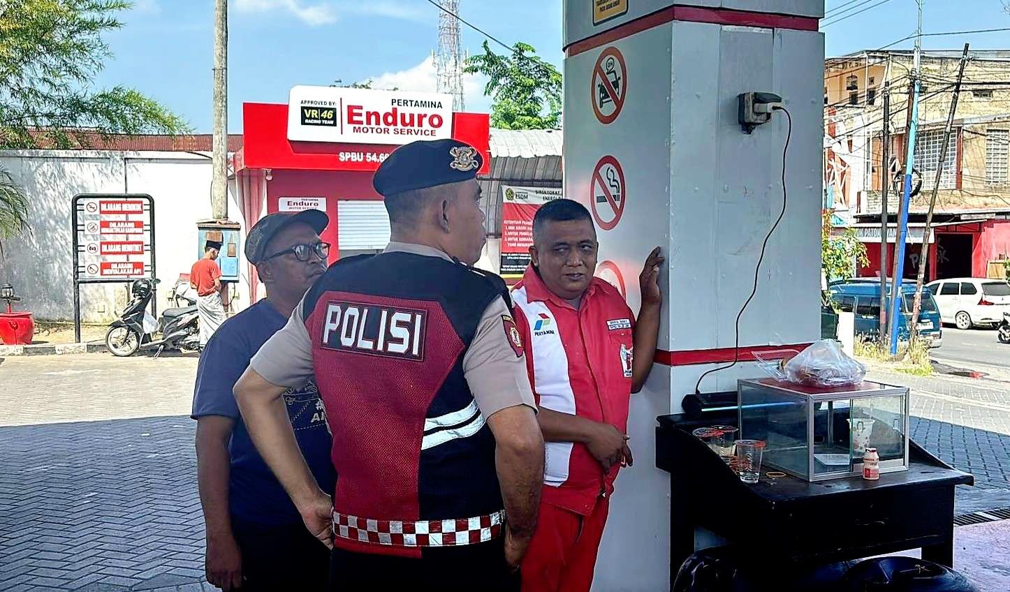 Petugas Polres Pamekasan melakukan pengawasan SPBU untuk mencegah kecurangan dan penimbunan BBM di Pamekasan